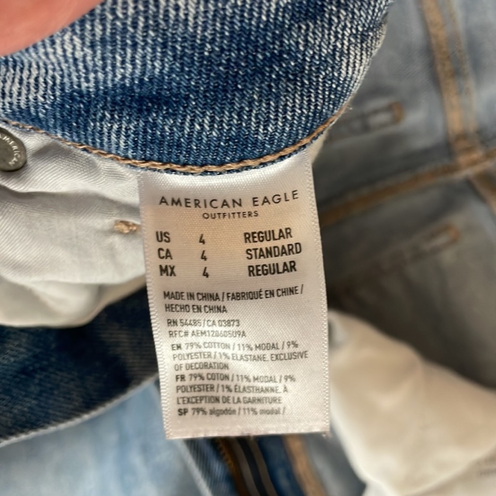 LIKE NEW American Eagle Mom Jeans Size 4 - Picture 7 of 11